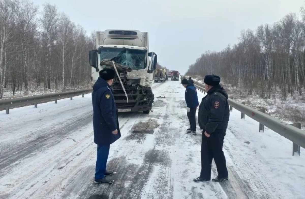 Автобус, 15 грузовиков и три машины столкнулись в Кемеровской области