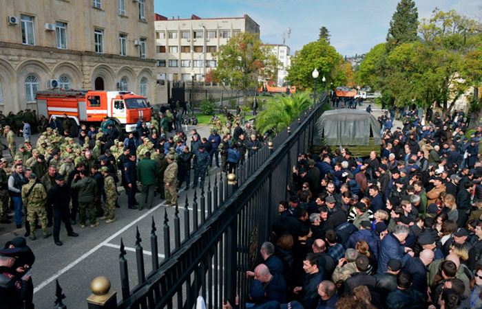 Столкновения оппозиции с силовиками начались у здания парламента Абхазии