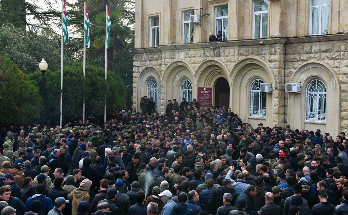 Почему оппозиция в Абхазии пошла на штурм парламента страны. Главное