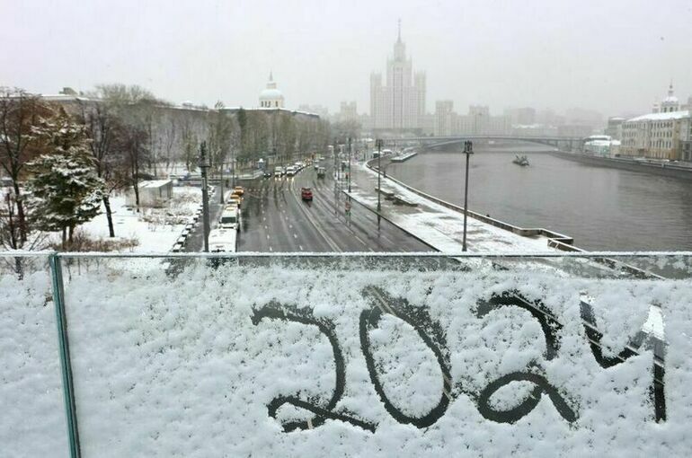 Москвичей предупредили о штормовом ветре и скачках температур в течение недели