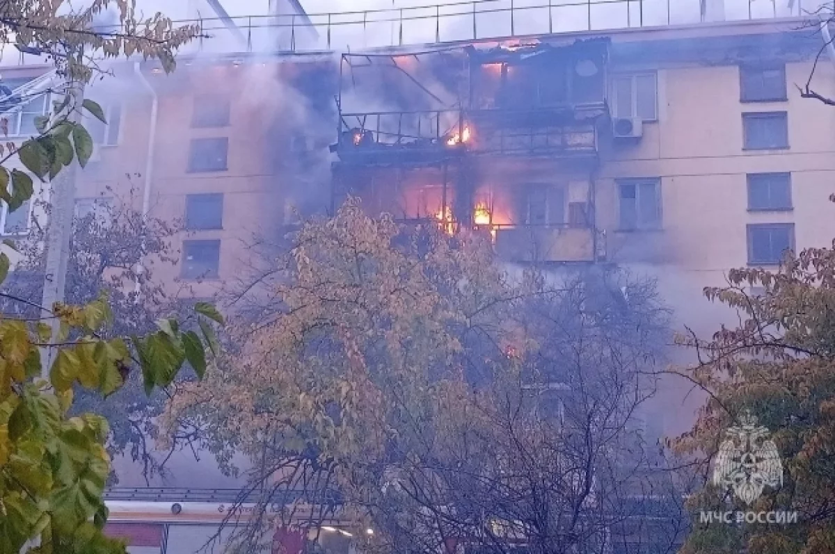 В жилом доме в Севастополе выгорели балконы на нескольких этажах