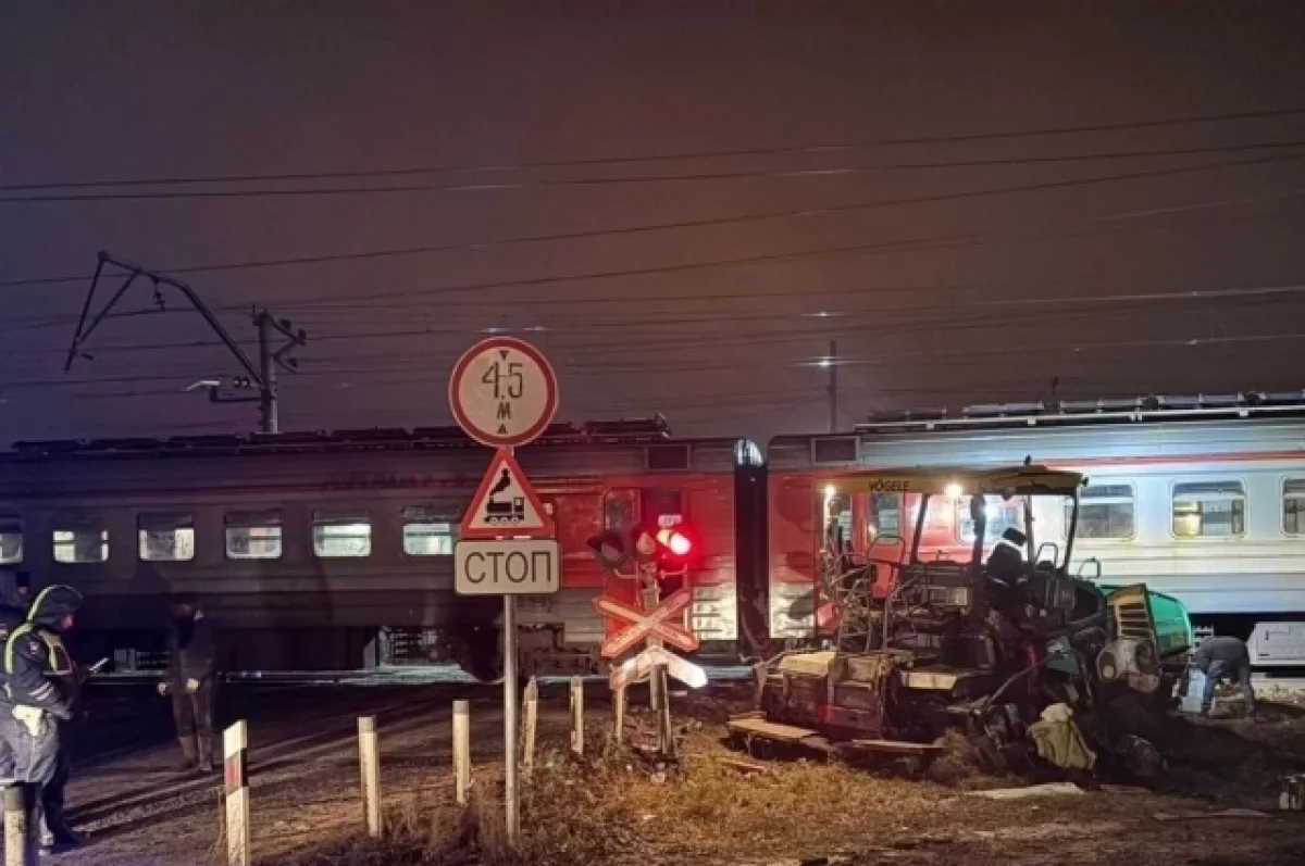 В Подмосковье электричка столкнулась с асфальтоукладчиком