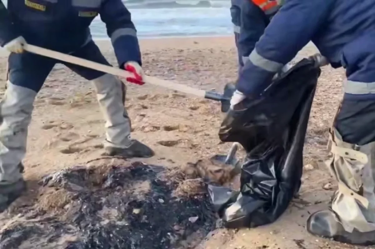 После ЧП с танкерами мазут вынесло на пляж в центральной части Анапы