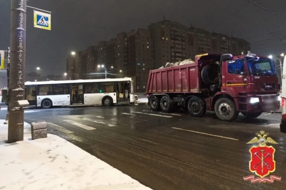 В Петербурге пострадали 4 человека из-за столкновения автобуса и самосвала