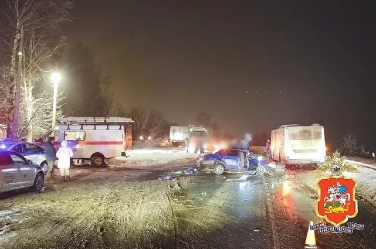 Три человека погибли при столкновении автомобиля с автобусом в Подмосковье