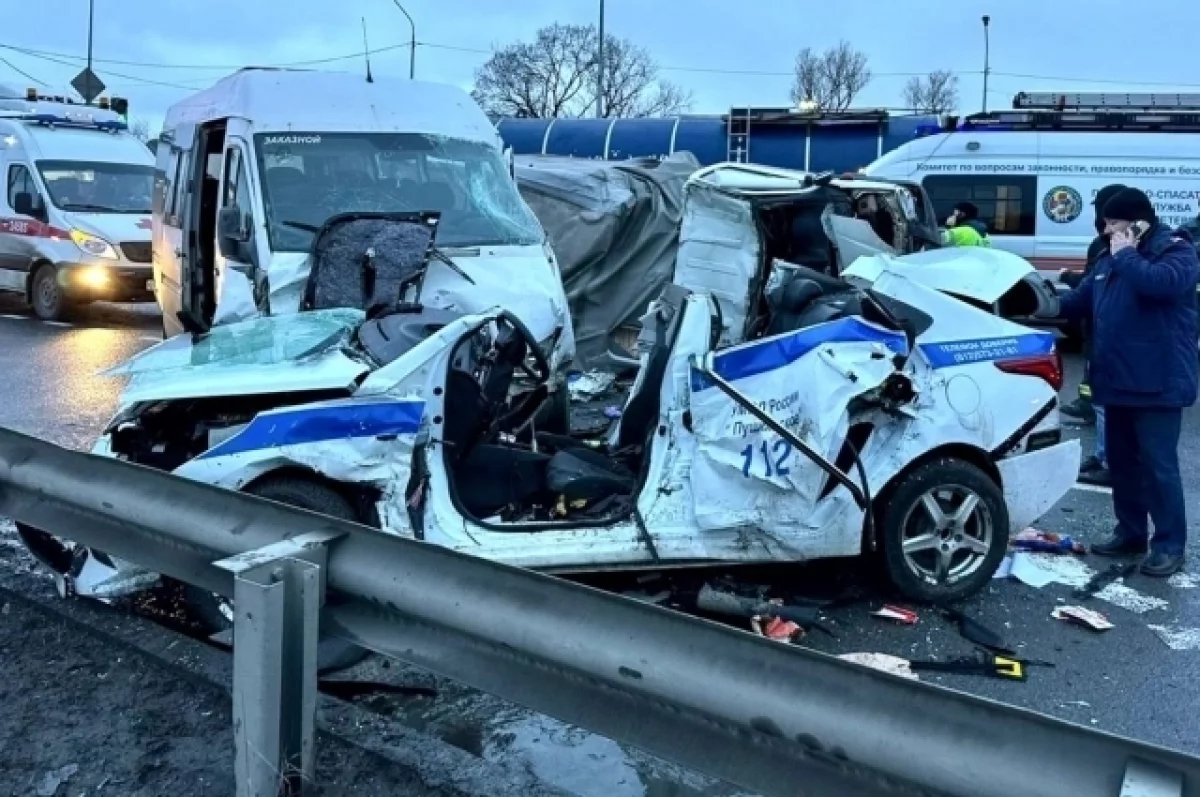 В Петербурге в ДТП с полицейской машиной пострадали 6 человек