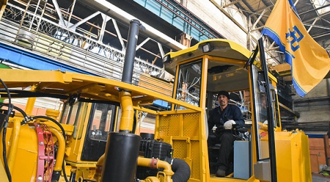С нового конвейера Челябинского тракторного завода сошли первые машины