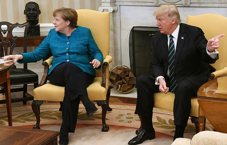 В Белом доме объяснили, почему Трамп не пожал руку Меркель 
