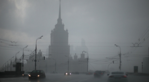 Самолеты ВКС РФ 9 мая разгонят облака над Москвой