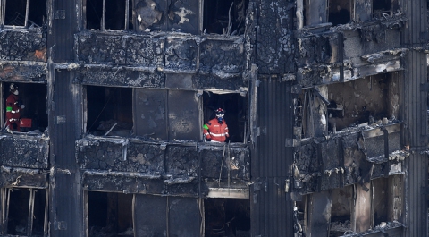 При пожаре в жилом доме в Лондоне без вести пропали и, вероятно, погибли 58 человек
