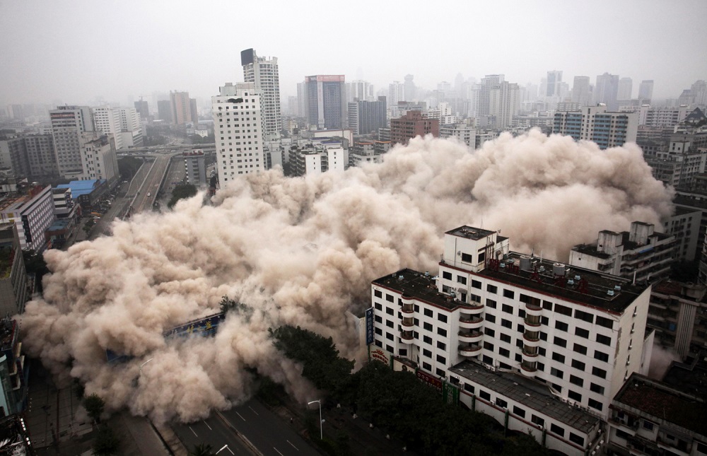 Подрывы и падения многоэтажных зданий и жилых домов.