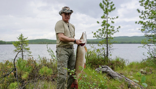 "Два часа гонялся за щукой": Песков рассказал о поездке Путина в Сибирь