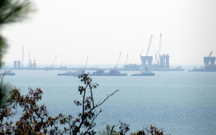 В Керчь прибыла вторая плавучая опора для Крымского моста‍