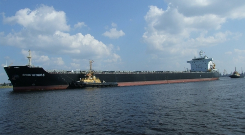 Грузовое судно с "золотым углем" из США для Украины пришвартовалось в России