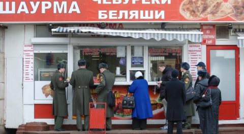Пирожки и шаурму уберут от метро в Петербурге