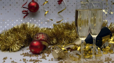 ФАС проверит сообщения о повышении цен на шампанское к Новому году