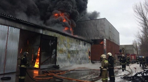 На окраине Воронежа загорелся шинный склад