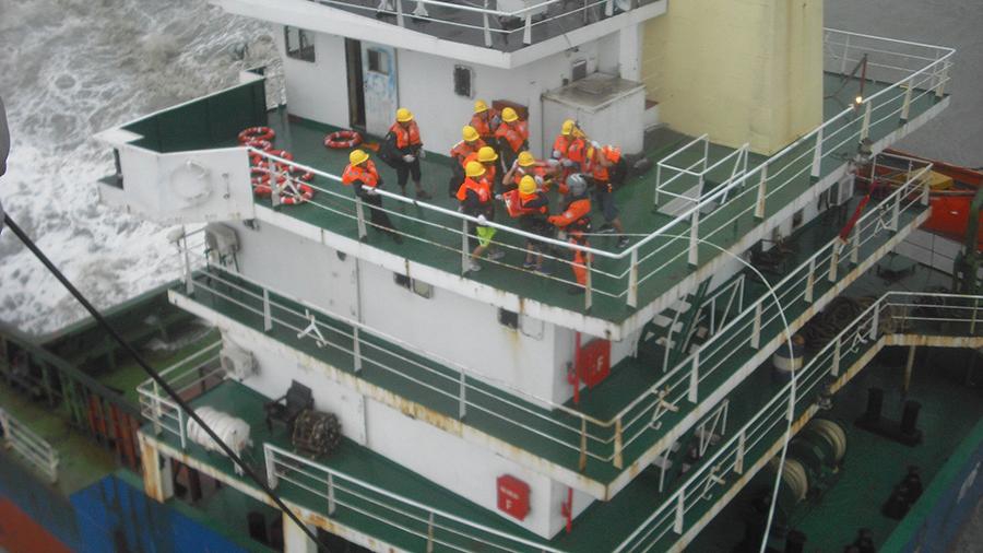 Более 30 человек пропали при столкновении судов у берегов Китая