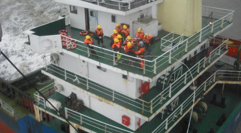 Более 30 человек пропали при столкновении судов у берегов Китая