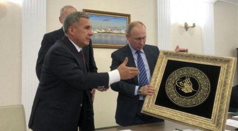 Минниханов подарил Путину тугру его имени