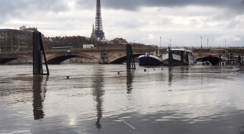 В Париже из-за роста уровня воды в Сене закрыта навигация