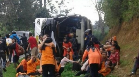 Около 30 человек погибли при аварии автобуса в Индонезии