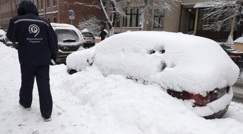 Власти Москвы не будут отменять плату за парковки из-за снегопада