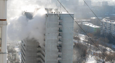 На западе Москвы загорелось общежитие