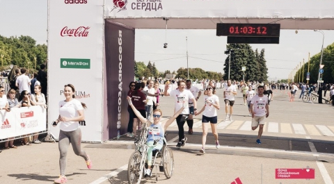 Свыше 15 тысяч человек приняли участие в марафоне "Бегущие сердца" в Москве