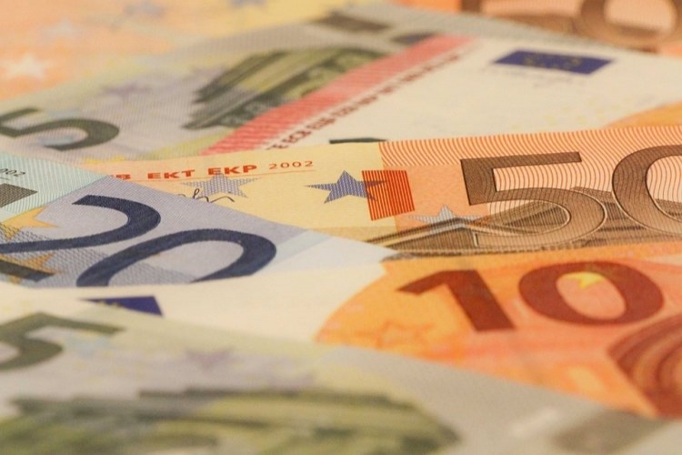 Биржевой курс евро впервые за неделю превысил 77 рублей