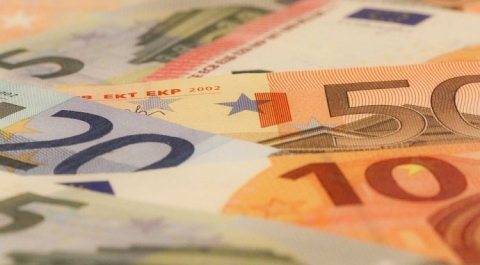 Биржевой курс евро впервые за неделю превысил 77 рублей