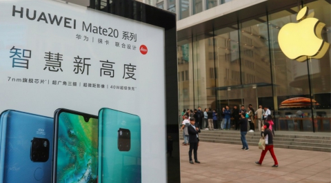 Двоих сотрудников Huawei наказали за твит с iPhone