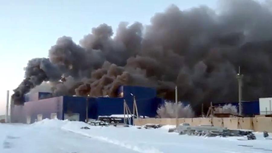Площадь пожара на заводе под Оренбургом достигла шести тысяч квадратных метров