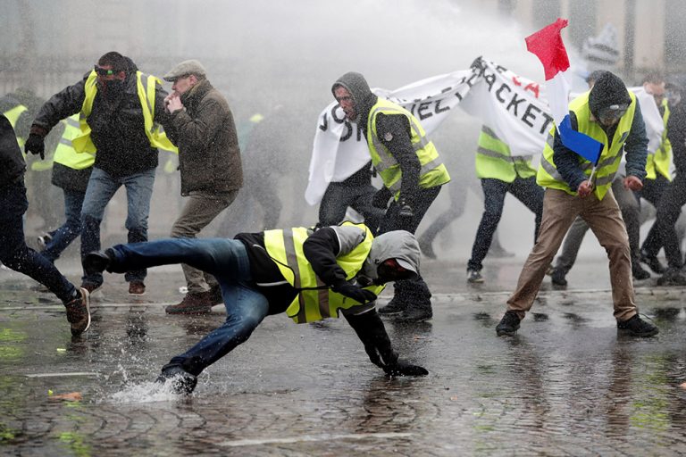 Французские «желтые жилеты» вышли на очередную акцию протеста