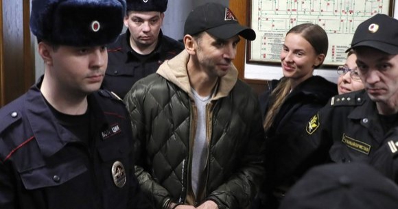 Суд арестовал квартиры и дачу Абызова