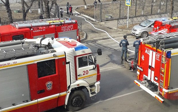 В Красноярске из-за пожара эвакуировали детей из школы