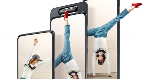 Samsung выпустил самый необычный смартфон. Раскрыта цена в России