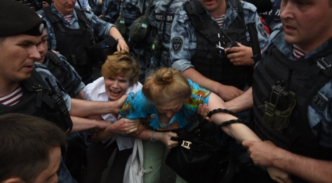Несколько сот человек задержаны в Москве на акции в поддержку журналиста