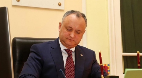 Уволенное Додоном правительство Молдавии согласилось уйти в отставку