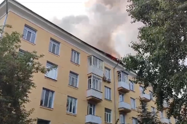 В Новосибирске потушили пожар на крыше пятиэтажки