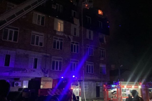 Пожарные эвакуировали 70 человек из горящего дома в Махачкале