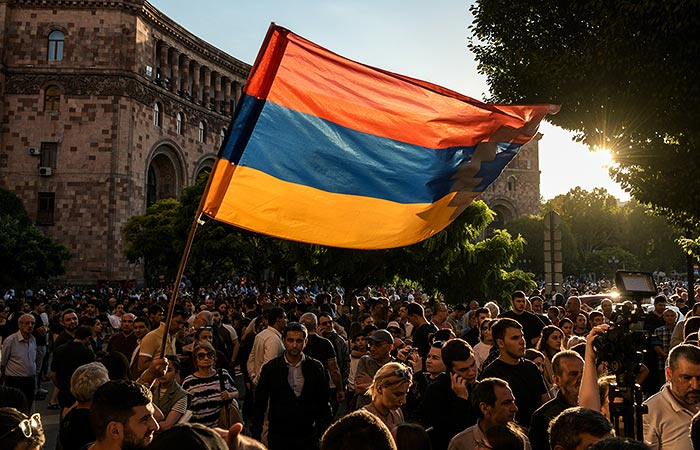 У здания правительства в Ереване начались стычки демонстрантов с полицией