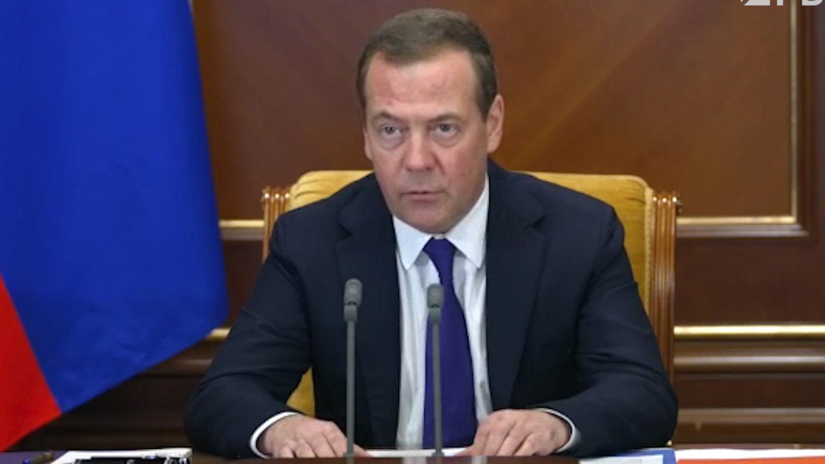 Медведев назвал число принятых на военную службу по контракту с января