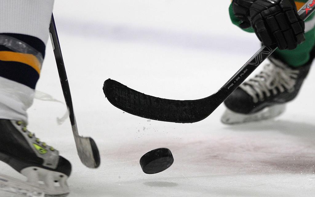 Российскому хоккеисту попали коньком по горлу во время матча ВХЛ