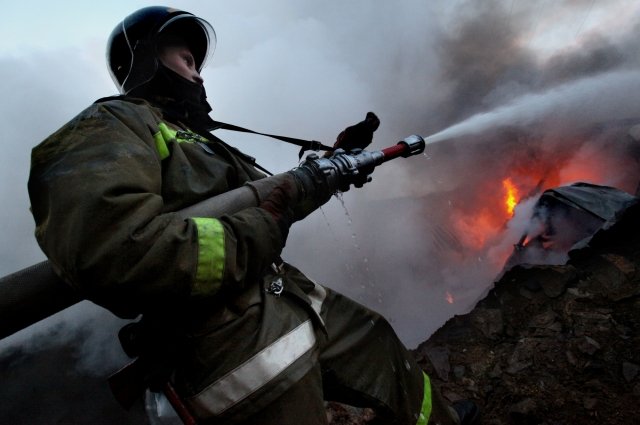 МЧС: во Владивостоке загорелся склад производителя колбасных изделий