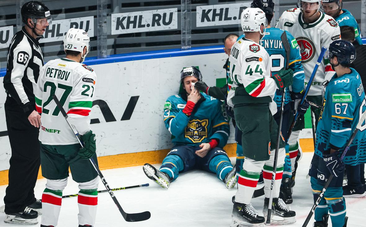Хоккеисту порезали коньком лицо во время матча КХЛ: видео