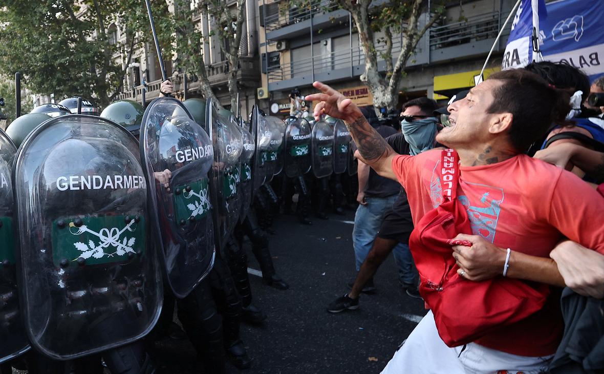 В Аргентине обстреляли резиновыми пулями протестующих против реформ Милея