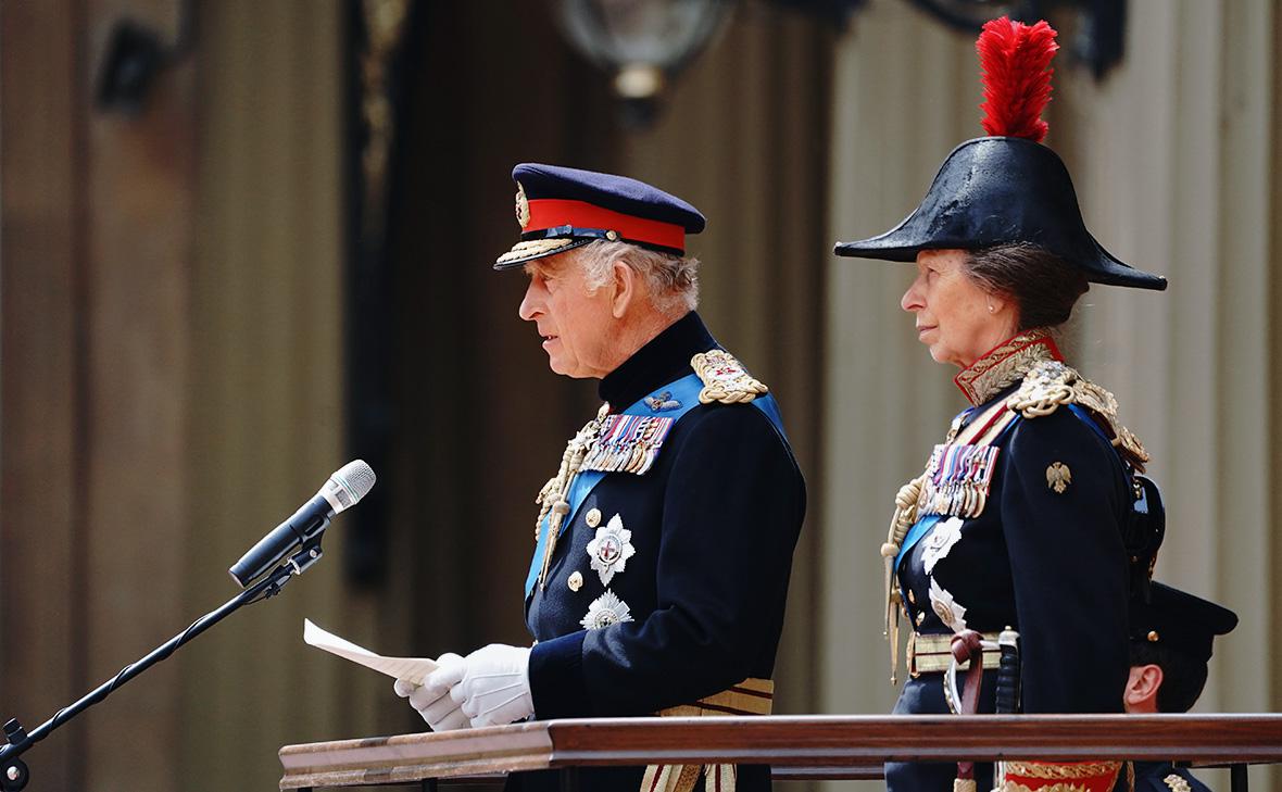 WSJ сообщила о дефиците работающих членов британской королевской семьи
