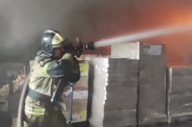 Пожар в здании двухэтажного склада произошел в Ростове-на-Дону