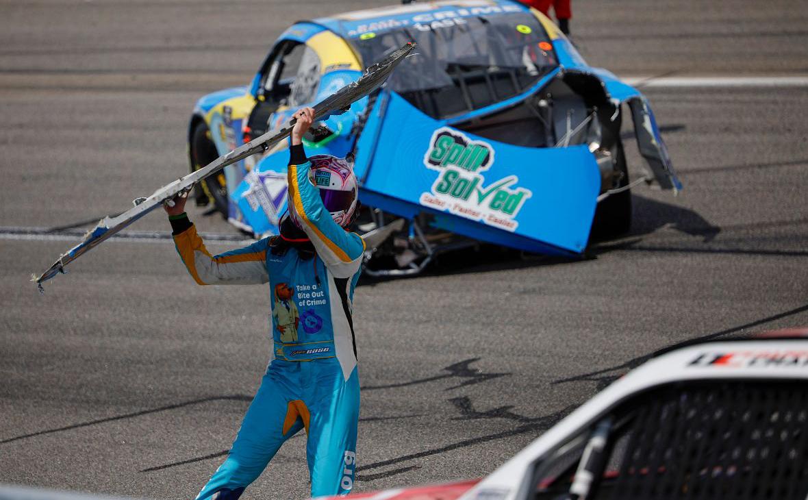 Гонщик NASCAR после аварии оторвал бампер и бросил в машину виновника